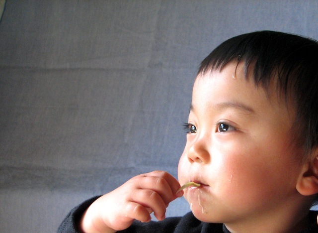 食事する子ども,プール熱,症状,