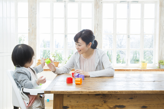 子どもとブロックで遊ぶママ,産後,11ヶ月,