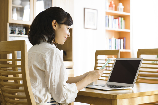 調べものをするママ,産後,11ヶ月,