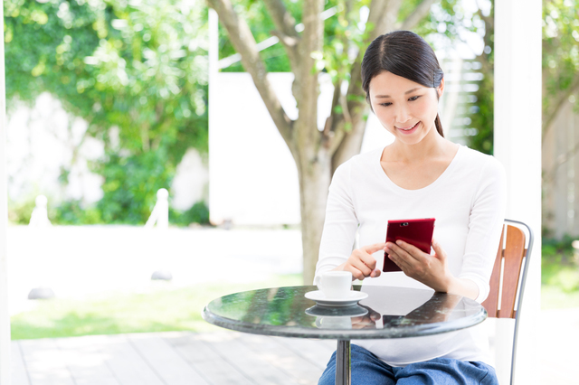 カフェでゆっくりする女性,産後,5ヶ月,
