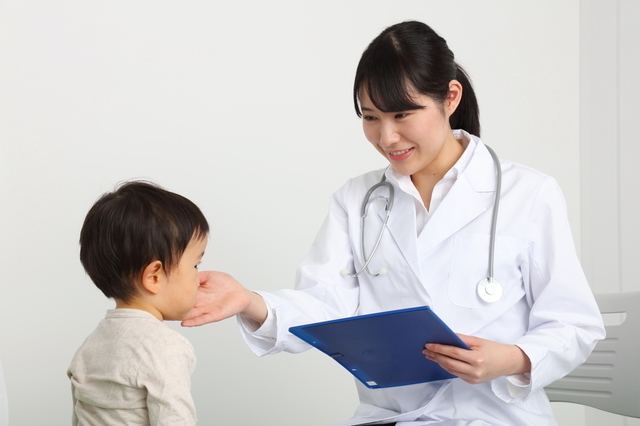 診察をうける男の子,子ども,アトピー,