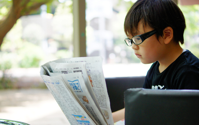 男の子眼鏡新聞,視力,低下,