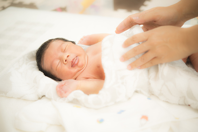 新生児のケアイメージ,新生児,おへそ,