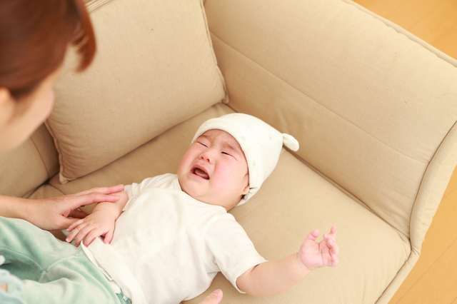 泣く赤ちゃんをあやす母親,腸重積,赤ちゃん,