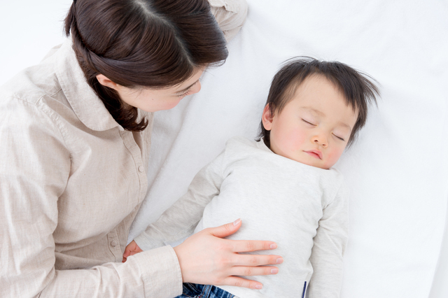 赤ちゃんを見守る母親,腸重積,赤ちゃん,