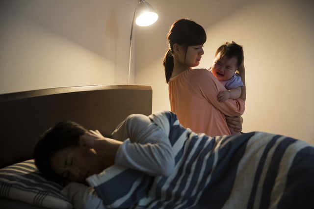 夜泣きのお世話をするママ,出産後,セックス,