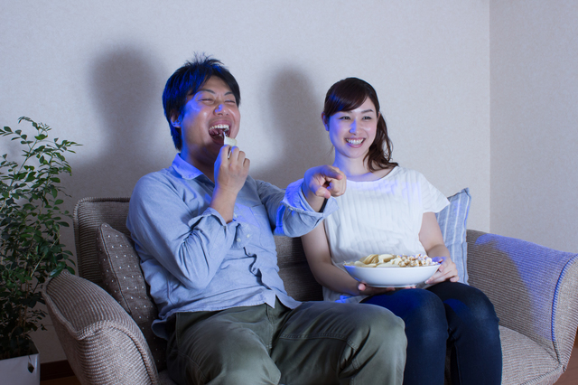 映画鑑賞をする夫婦,出産後,セックス,