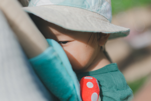 ぐったりする女の子,抱っこひもカバー,ベビーカーシート,