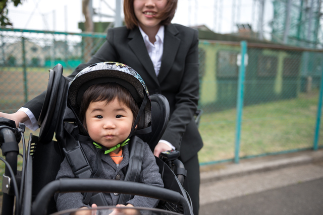 保育園送迎するママ,育休,