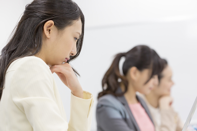 考え込むワーキングマザー,育休,