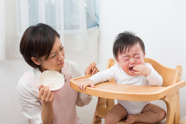 食事中泣く赤ちゃん,