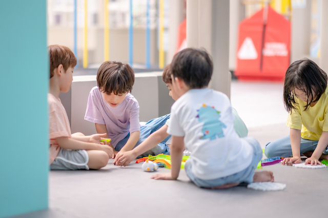 知育玩具で遊ぶ子ども,
