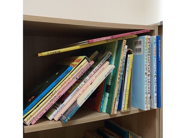 本棚に並んだ絵本,
