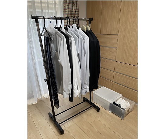 洋服がかかったハンガーラック,