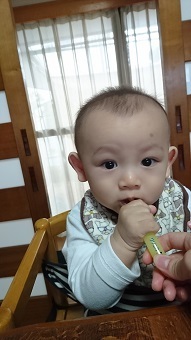 赤ちゃんがクリニカkid's歯ブラシを口に入れているところ,コズレ,プレゼント,当選