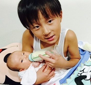 小学生が赤ちゃんにミルクを飲ませているところ,コズレ,プレゼント,当選