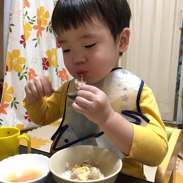 男の子が離乳食を食べているところ,コズレ,プレゼント,当選
