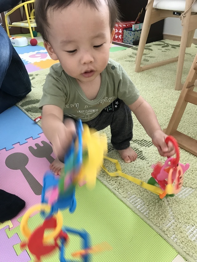 アンパンマンのひも通しで遊んでいる赤ちゃん,コズレ,プレゼント,当選