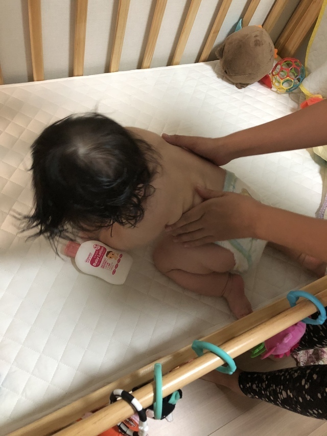 赤ちゃんに保湿剤を塗っている画像,コズレ,プレゼント,当選