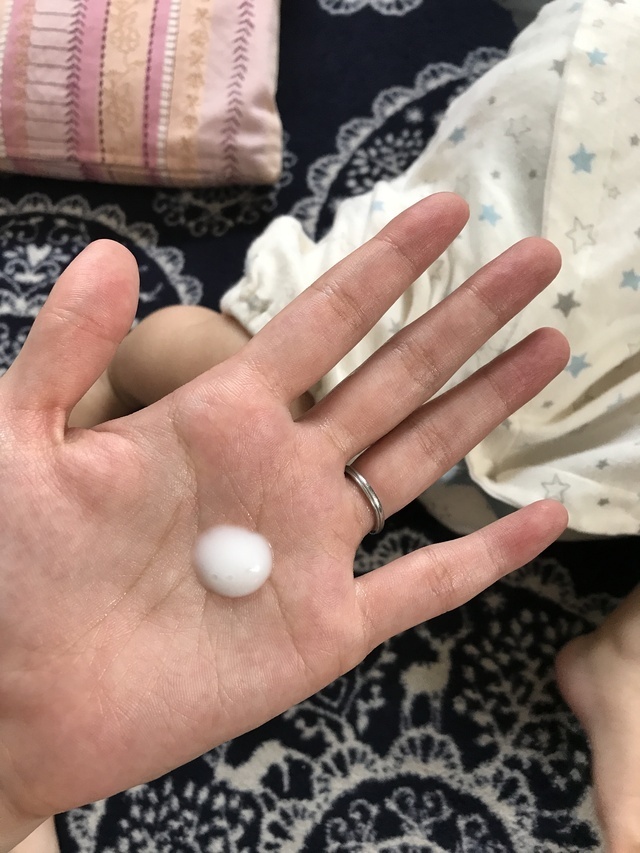 和光堂ミルふわローションを手のひらに垂らしている画像,コズレ,プレゼント,当選