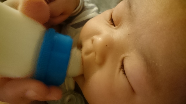 ミルクを飲む赤ちゃん,コズレ,プレゼント,当選