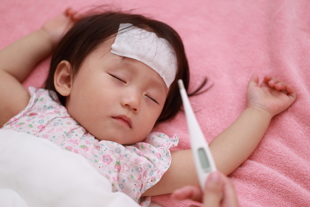 発熱中の眠っている赤ちゃん,子ども,インフルエンザ,