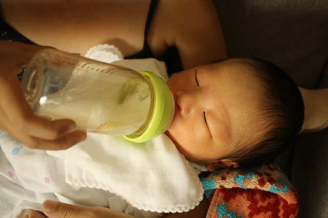 ミルクを飲む赤ちゃん,子ども,インフルエンザ,