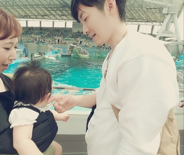 赤ちゃんのほっぺを触るパパ,名古屋港水族館,イルカ,