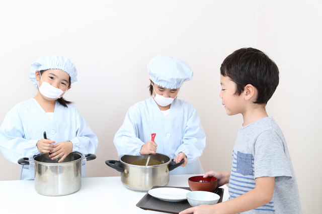 給食当番でマスクをつける子ども,手作り,マスク,