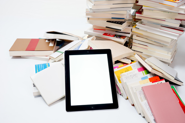 本とタブレット,絵本,読み聞かせ,アプリ