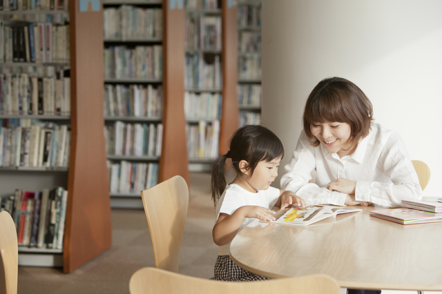図書館で絵本を読む親子,絵本,読み聞かせ,アプリ