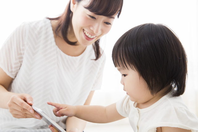 タブレットを触る子ども,絵本,読み聞かせ,アプリ