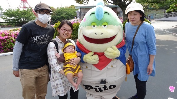 着ぐるみと一緒に写る家族,鈴鹿サーキット,遊園地,モートピア