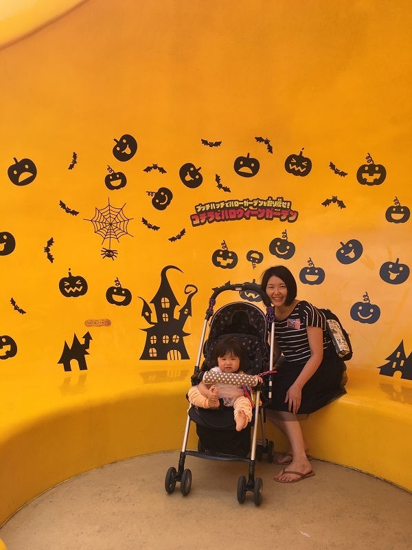 黄色のベンチに座る母親,鈴鹿サーキット,遊園地,モートピア