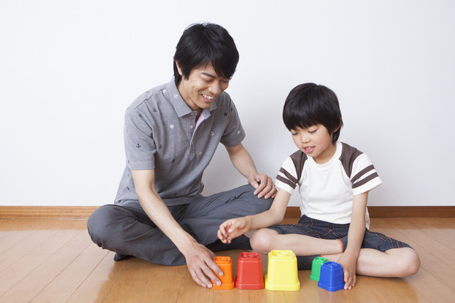 パパと遊ぶ男の子,5歳,男の子,プレゼント