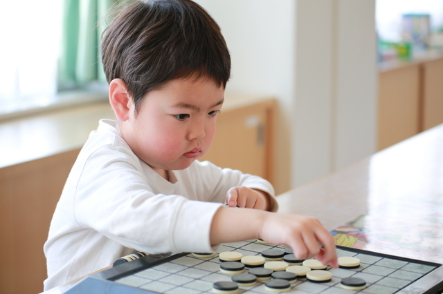 オセロで遊ぶ男の子,5歳,男の子,プレゼント