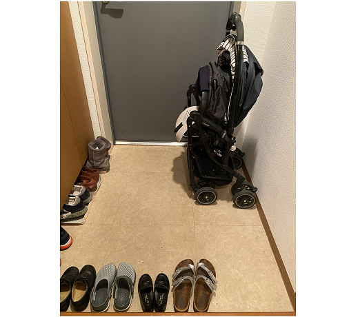 靴とベビーカーが並んだ玄関,