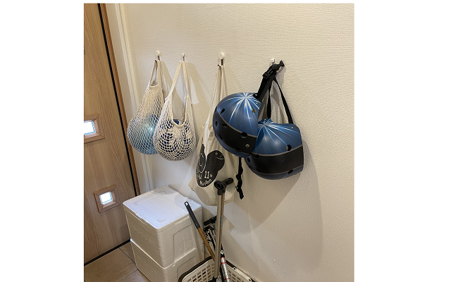壁のフックで収納,
