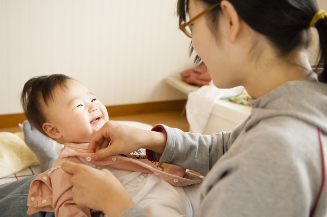 着替えて心地よくなる赤ちゃん,赤ちゃん,コミュニケーション,