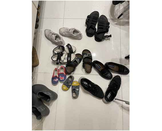 玄関の散らかった靴,靴,整理 ,