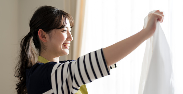 洗濯をする女性,