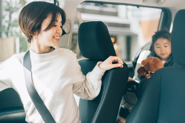 後部座席の子どもを見る女性,車,修理,安い