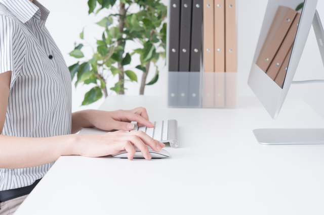 PCを操作する女性,おめでた,退職,給付金