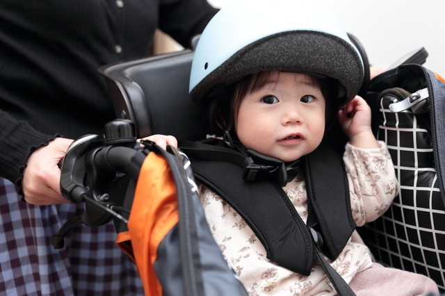自転車チャイルドシートに乗る女の子,子ども乗せ自転車,電動なし,