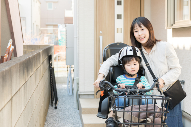 子ども乗せ自転車に乗る親子,子ども乗せ自転車,電動なし,