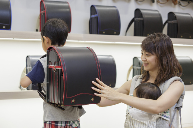 ランドセルを試着する親子,