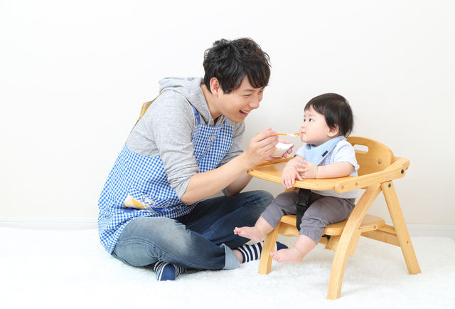 離乳食を食べる赤ちゃん,食事マナー,