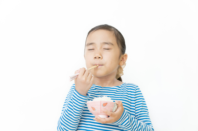 お箸を使う子ども,食事マナー,