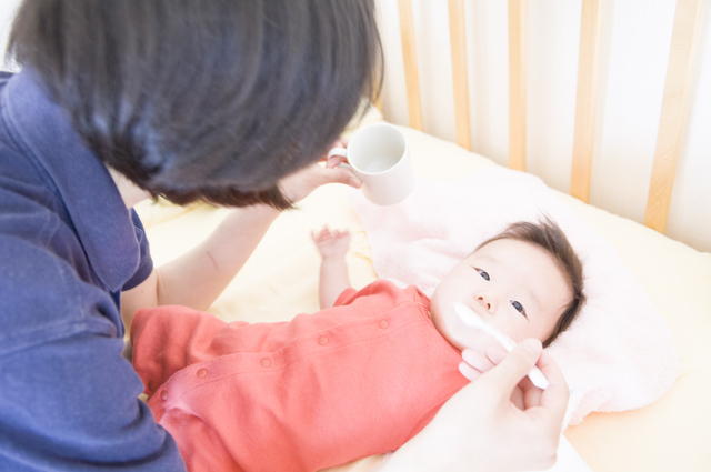 赤ちゃんに湯冷ましを飲ませる母,赤ちゃん,ミネラルウォーター,