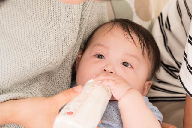 ミルクを飲む赤ちゃん,赤ちゃん,ミネラルウォーター,
